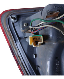 SINALEIRA LADO DIREITO TAMPA TRASEIRA HILUX 05/08 (DETALHE)