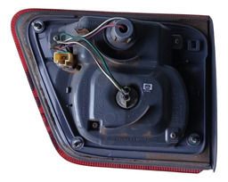 SINALEIRA LADO DIREITO TAMPA TRASEIRA HILUX 05/08 (DETALHE)