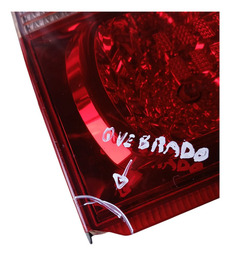 SINALEIRA LADO DIREITO TAMPA TRASEIRA HILUX 05/08 (DETALHE)