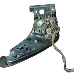 LANTERNA DIREITA CANTO HILUX SW4 17/21 QUEBRADA