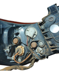 LANTERNA DIREITA CANTO HILUX SW4 17/21 QUEBRADA