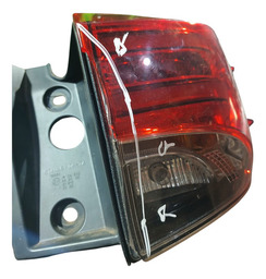 LANTERNA DIREITA CANTO HILUX SW4 17/21 QUEBRADA