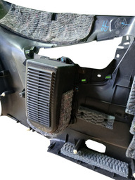 ACABAMENTO PORTA MALAS LADO DIREITO HILUX SW4 17/21