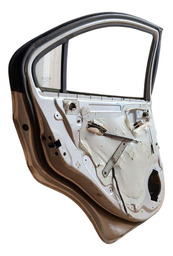 PORTA TRASEIRA ESQUERDA SONIC 2011 A 2013 DETALHE