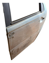 PORTA TRASEIRA ESQUERDA PALIO 2010 A 2015 DETALHE