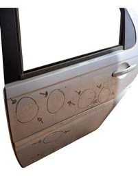 PORTA TRASEIRA ESQUERDA PALIO BBB 2010 A 2015 DETALHE