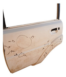 PORTA TRASEIRA ESQUERDA PAJERO TR4 2010 À 2015 DETALHE