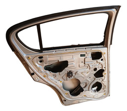 PORTA TRASEIRA ESQUERDA PALIO ATTRACTIVE 2012 A 2018 DETALHE