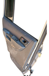 PORTA TRASEIRA ESQUERDA PAJERO TR4 2007 A 2009 DETALHE