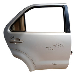 PORTA TRASEIRA DIREITA HILUX SW4 2006 A 2015 DETALHE