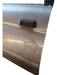 PORTA TRASEIRA ESQUERDA L200 OUTDOOR 2004 A 2012 DETALHE