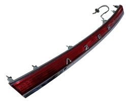 LANTERNA APLIQUE TAMPA TRASEIRA AZERA 2008 A 2011 DETALHE