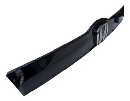 MOLDURA TAMPA TRASEIRA NEW FIT 2010 A 2014 DETALHE