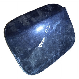 PORTINHOLA TANQUE COMBUSTÍVEL SANDERO 2008 A 2013 DETALHE