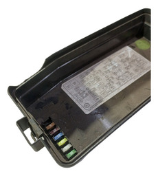 TAMPA DA CAIXA FUSÍVEL CAPTIVA 2.4 2009 A 2010 DETALHE