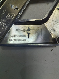 EMBLEMA TAMPA TRASEIRA SANDERO 2022 848909804R *6445 CX130