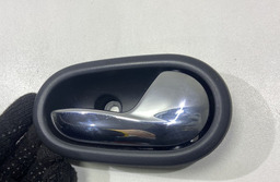 MAÇANETA INTERNA DIREITA RENAULT SANDERO 2021 806708506R DIANTEIRO