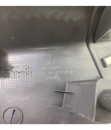 ACABAMENTO PORTA MALAS ESQUERDO FORD FOCUS HATCH 2014 2018