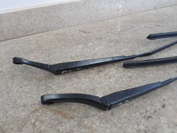 PAR BRAÇOS LIMPADORES AUDI A3 2013 2014 ATÉ 16  ORIGINAL DIREITO