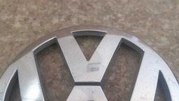 EMBLEMA LOGO DIANTEIRO VW JETTA 2.0 2014 ORIGINAL