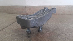 SUPORTE ESQUERDO CAIXA CÂMBIO VW JETTA 2.5 2007 A 2010