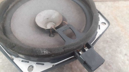 ALTO FALANTE DIANTEIRA ESQUERDA MITSUBISHI TR4 2010 A 2015 CINZA