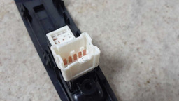 BOTÃO VIDRO ELÉTRICO TRASEIRO D NISSAN LIVINA 2010 A 2014