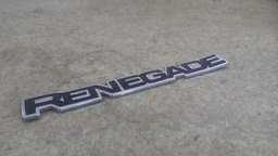 EMBLEMA MODELO PORTA DIANTEIRA L.D JEEP RENEGADE 2015 A 2020