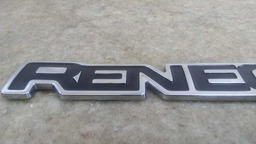 EMBLEMA MODELO PORTA DIANTEIRA L.D JEEP RENEGADE 2015 A 2020