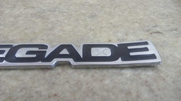 EMBLEMA MODELO PORTA DIANTEIRA L.D JEEP RENEGADE 2015 A 2020