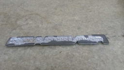 EMBLEMA MODELO PORTA DIANTEIRA L.D JEEP RENEGADE 2015 A 2020