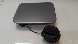 TAMPA PORTINHOLA NISSAN VERSA 2013 ORIGINAL