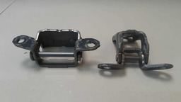 DOBRADIÇA PORTA TRASEIRA ESQUERDA NISSAN VERSA 2013 