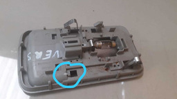  LUZ CORTESIA CENTRAL  NISSAN  VERSA 1.6 2013 