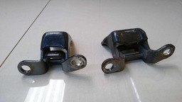 PAR DOBRADIÇA INF PORTA TRASEIRA ESQUERDA HILUX 3.0 2015