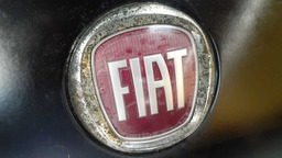 TAMPA TRASEIRA FIAT SIENA 2004 A 2008 COM DETALHE  PRETO