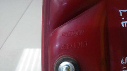 DEFLETOR OLHO DE GATO LADO ESQUERDO FIAT SIENA 2004 A 2008 VERMELHO