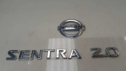 EMBLEMA  TAMPA TRASEIRA NISSAN SENTRA 2.0 FLEX  COMPLETO