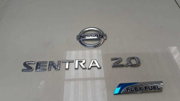 EMBLEMA  TAMPA TRASEIRA NISSAN SENTRA 2.0 FLEX  COMPLETO