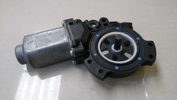 MOTOR MÁQUINA VIDRO TRASEIRO DIREITO HYUNDAI SANTA FE 2013