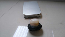 TAMPA PORTINHOLA NISSAN LIVINA 2009 A 2013 (1)