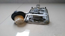 TAMPA PORTINHOLA NISSAN LIVINA 2009 A 2013 (1)