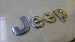 EMBLEMA LETRAS JEEP CHEROKEE 3.7 V6 2010