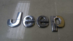 EMBLEMA LETRAS JEEP CHEROKEE 3.7 V6 2010