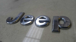 EMBLEMA LETRAS JEEP CHEROKEE 3.7 V6 2010