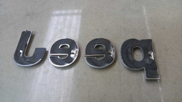 EMBLEMA LETRAS JEEP CHEROKEE 3.7 V6 2010