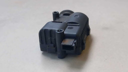 MOTOR TRAVA TAMPA TRASEIRA GM ONIX 1.4 2013 2014 52038401