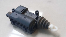 MOTOR TRAVA TAMPA TRASEIRA GM ONIX 1.4 2013 2014 52038401