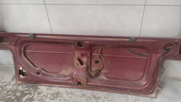 TAMPA TRASEIRA FIAT UNO 1993 A 1998 VERMELHO