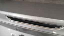 TAMPA TRASEIRA FORD FOCUS 2014 A 2017 COM DETALHE CINZA